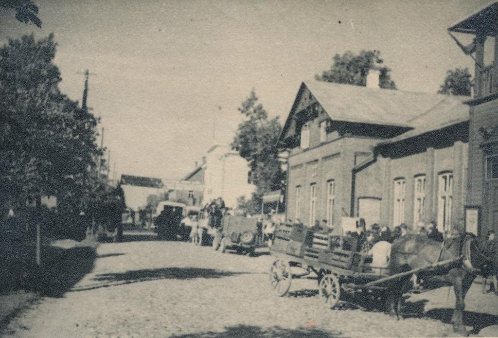 Foto Võru Maakondlikule laulupeole saabuvad esinejad, vaatajad ja proviant Kandle  maja ees 20.juulil 1948.a.