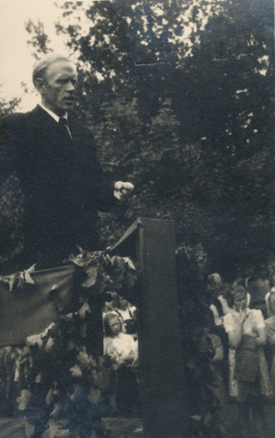 Foto I Võru maakondliku laulupeo naiskooride üldjuht Paul Elken 20.juulil 1947.a.
