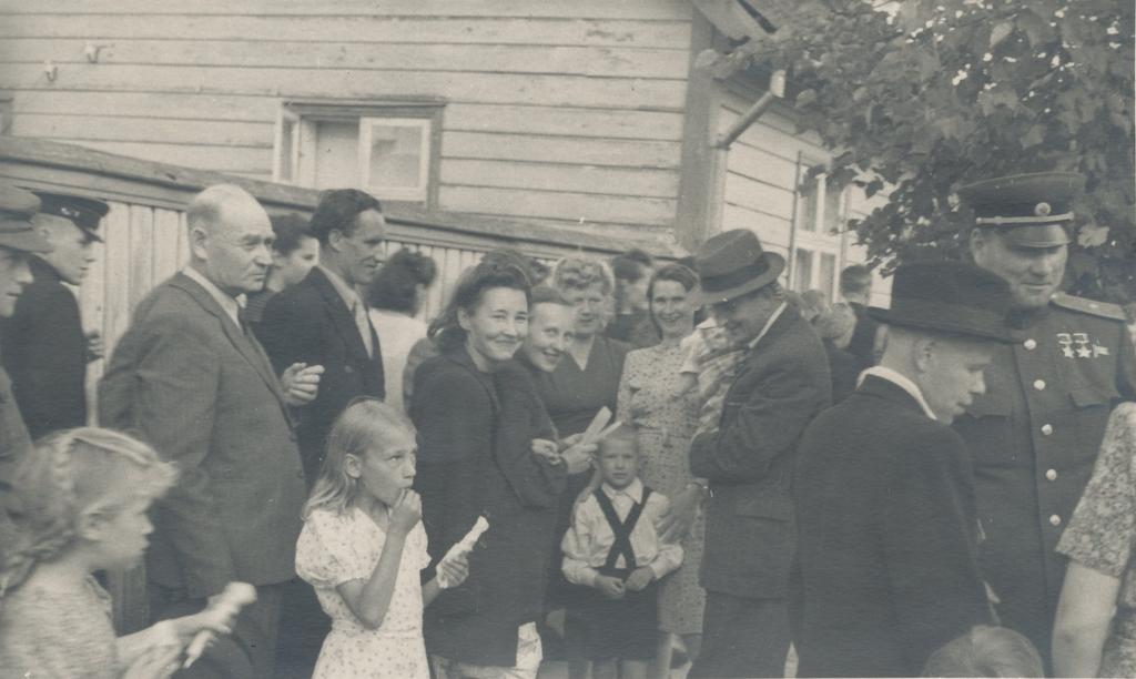 Fotod Võru maakondliku laulupäeva aukülalised 20.juuli 1948.a.