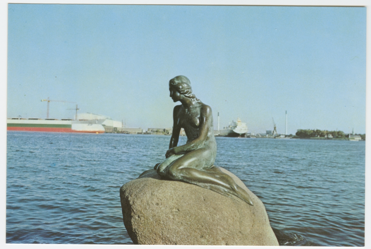 Fotopostkaart Edvard Christian Johannes Eriksen´i (1876-1959) Väikese merineitsi skulptuuriga Kopenhagenis, Langelinie pargis