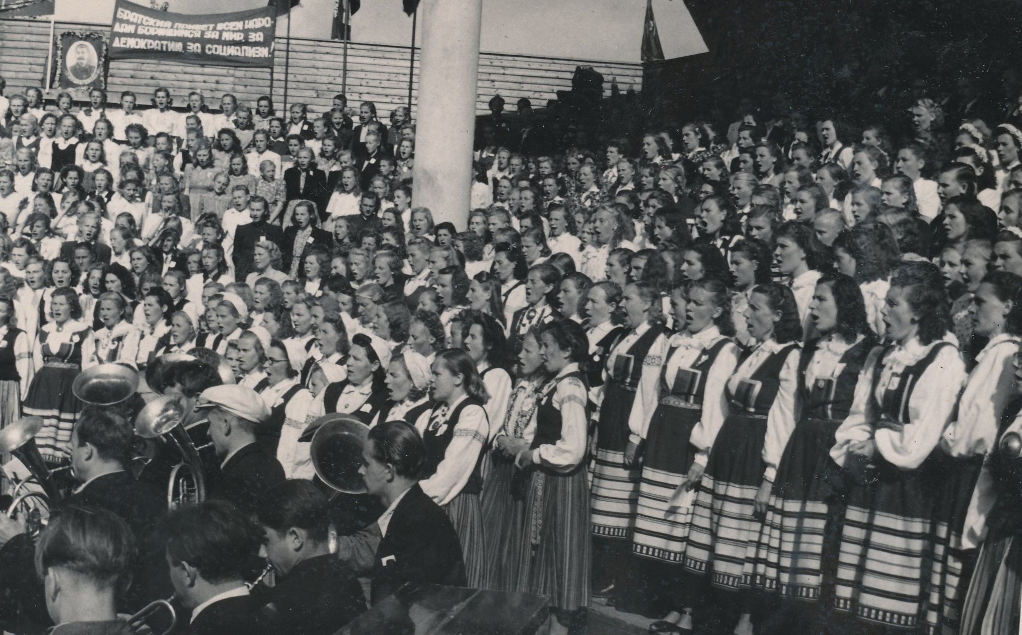 Fotod Võru Rajooni I laulupeo avahümni laulavad ühendatud koorid ja orkestrid  Arno Kallikormi juhatusel 21.juulil 1951.a. Võru Kandle suveaias.