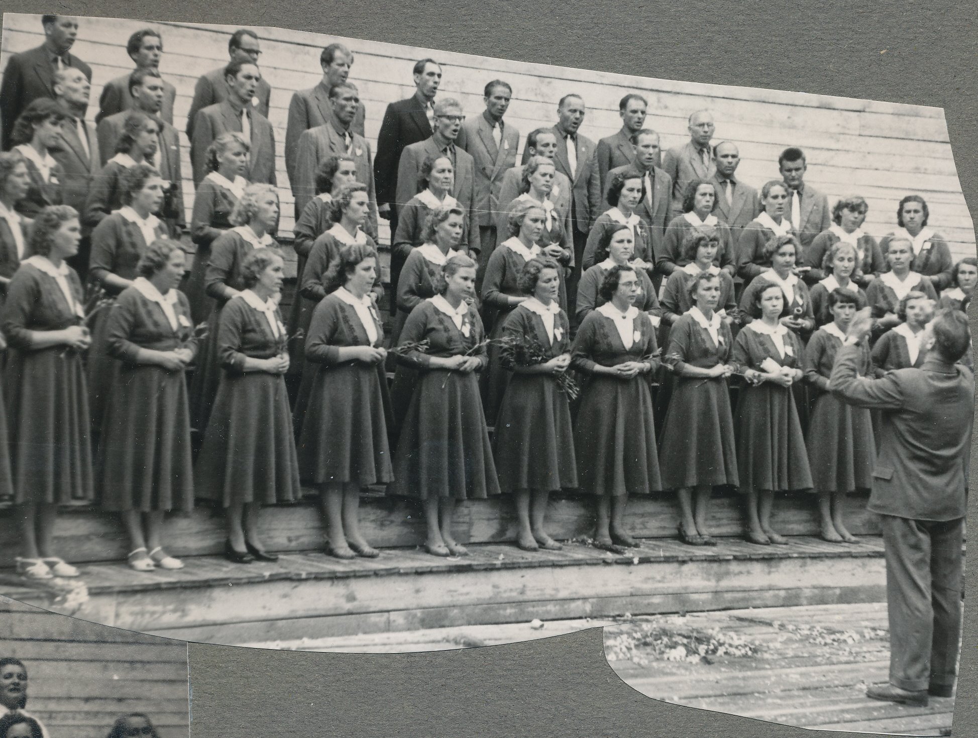 Fotod Võru maakondlikul laulupeol esinevad erikavaga Tartu- ja Jõgevamaa rühmad 11.juulil 1959.a.