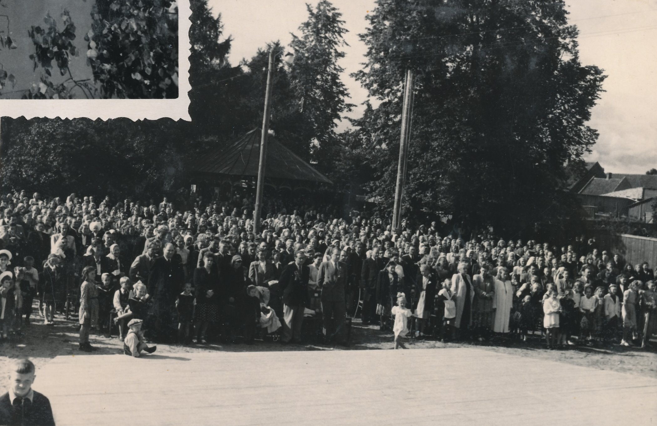 Fotod Võru rajooni I laulupeo avakõne peab sm.Liivik Võru Kandle suveaias 21.juulil 1951.a.
