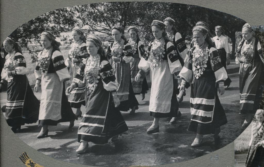 Fotod Võru rajooni laulupäeva rongkäik 11.juulil 1959.a.