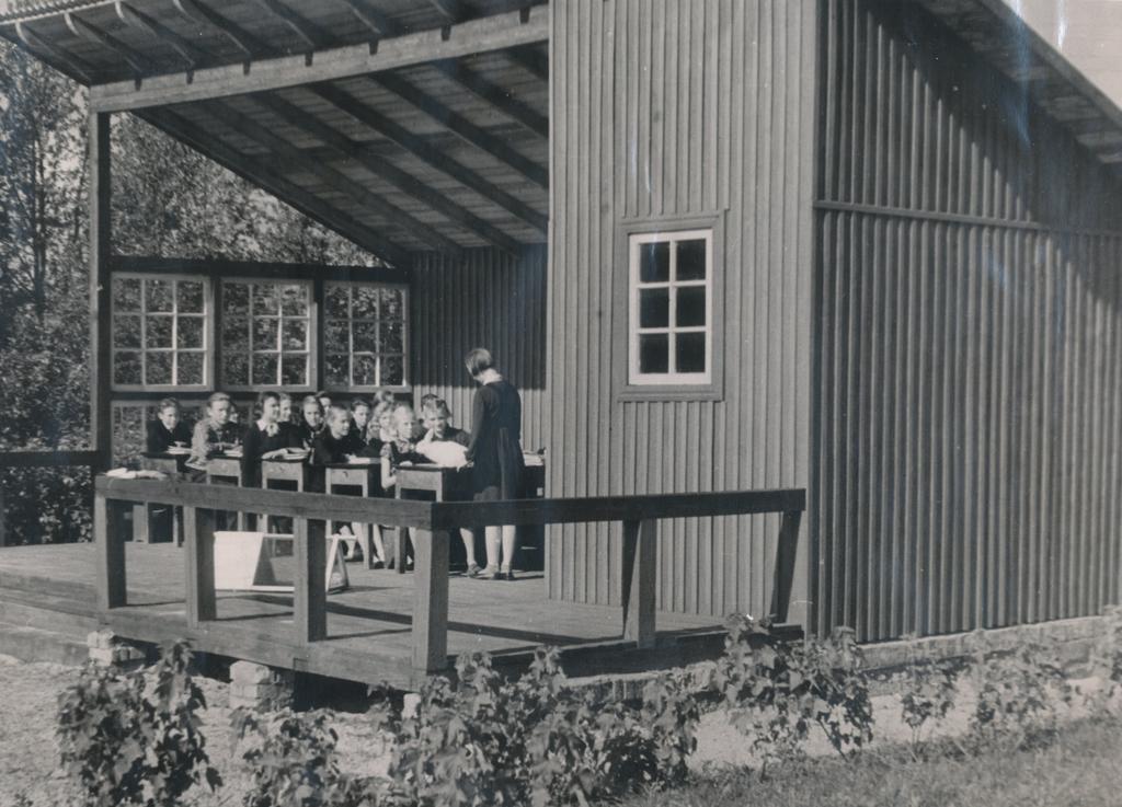 Foto Võru III 7.a. kooli (Sookooli) vabaõhuklass valmis 1958.aasta sügisel.