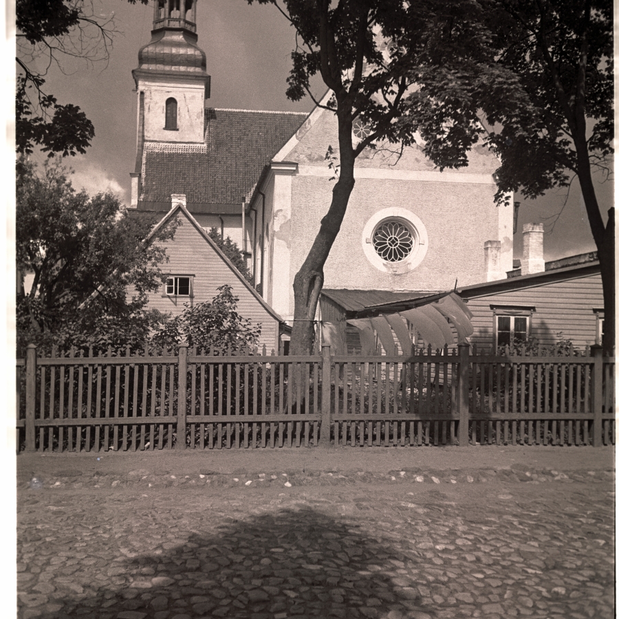 Pärnu, vaade kirikule.