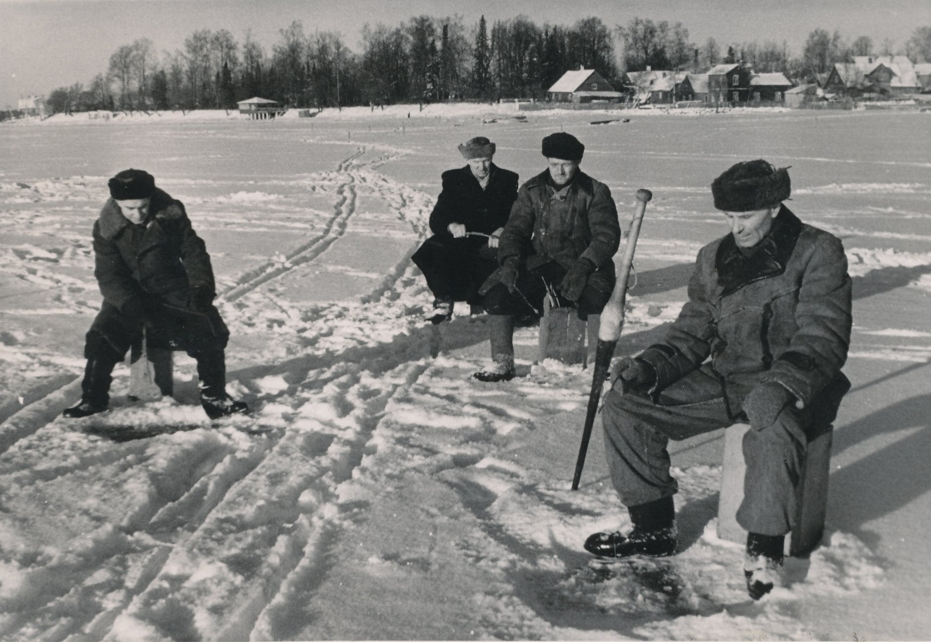 Foto talvine kalapüük Tamula järvel 1960-tel.
