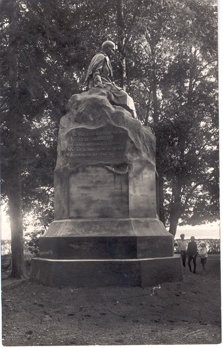 Fotoalbum.Foto  Fr. R. Kreutzwaldi mälestussammas Võrus, vaade vasakult. Jaan Niiluse foot 1930.aastail.