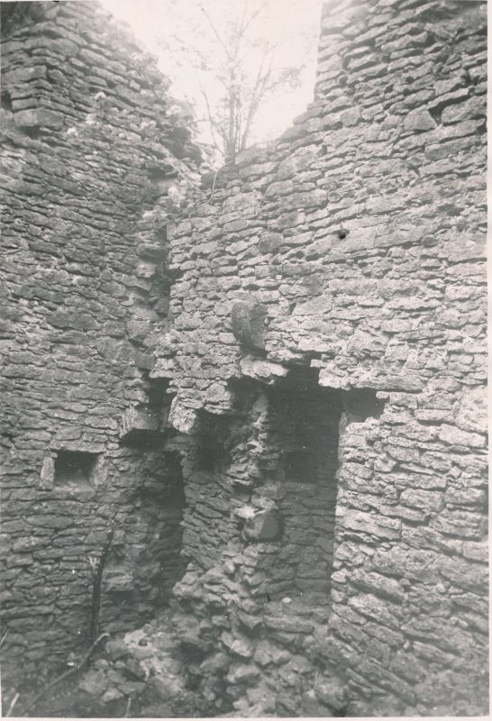 Foto. Haapsalu lossi eellinnuse kagupoolse väravatorni II korrus. Trepiga. 1933. Fotog J. Grünthal
