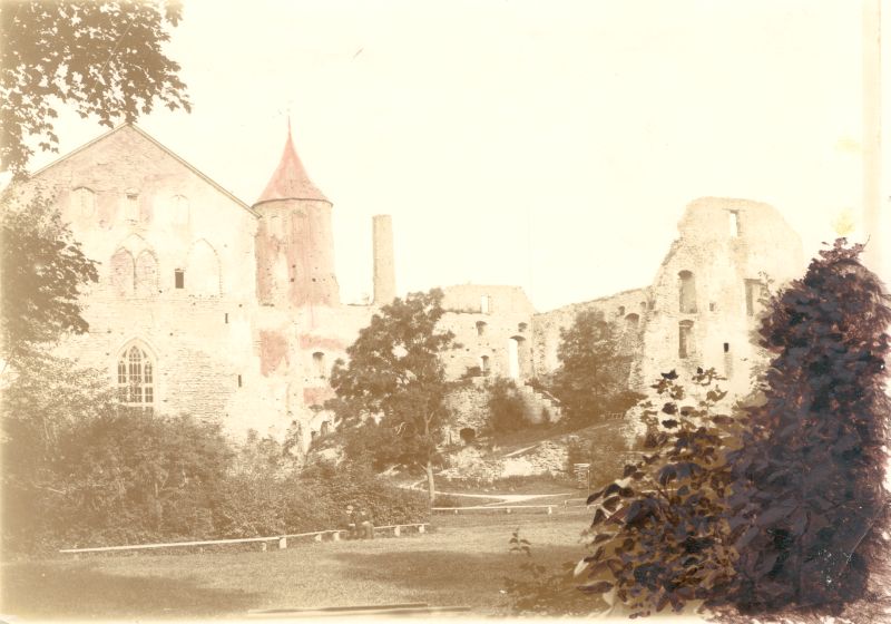 Foto. Haapsalu piiskopilinnus. Vaade Rootsituru suunast väikelinnuse loodenurgale vahitorniga. 19. saj lõpp.