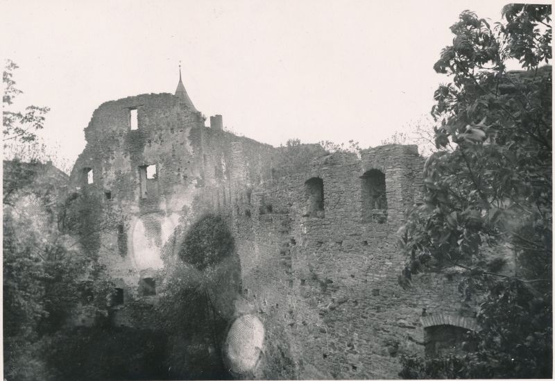 Foto. Haapsalu lossi vaade ümartorni poolt. 1933. Fotograaf. J. Grünthal.