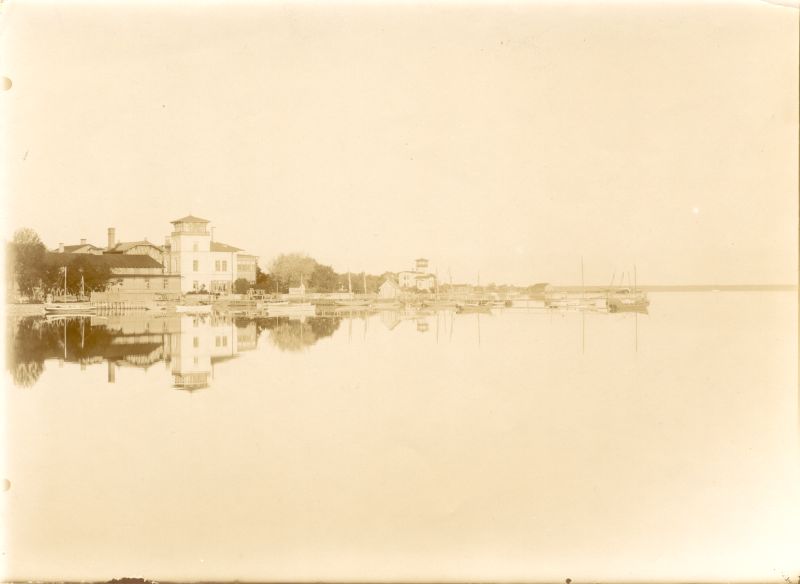 Foto. Haapsalu, vaade Tagalahelt villa Friedheimile ja paadisildadele. 20. saj algus.