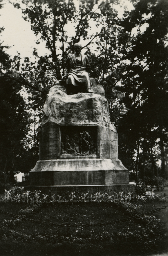Kreutzwaldi monument Võrus, vaade. Skulptor Amandus Adamson