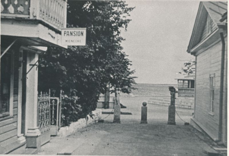 Foto. Haapsalu. Vaade kõlekoja tänavast promenaadile, 21. juuni puiesteele. Reprodutseeris Hans Alver. 1968.