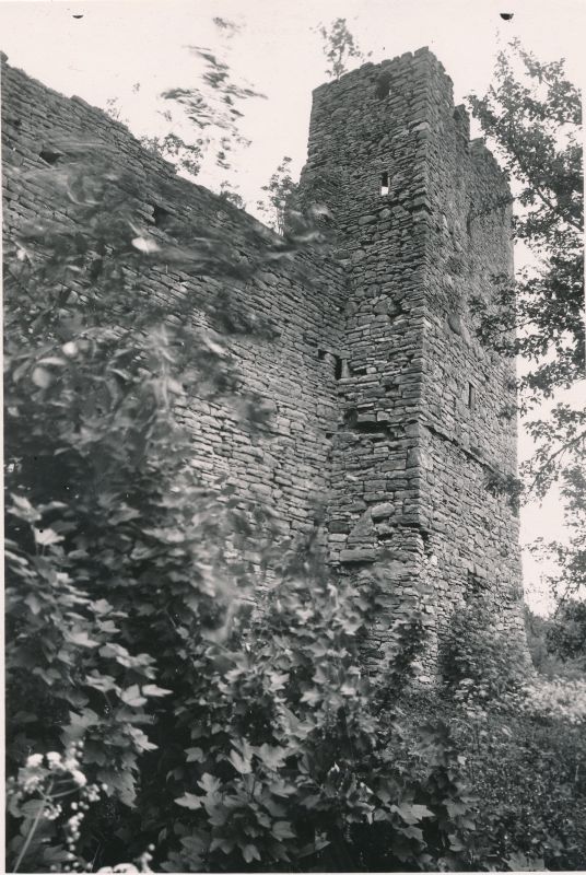 Foto. Haapsalu lossi idapoolse eellinnuse nurgatorn. 1933. Fotograaf J. Grünthal.