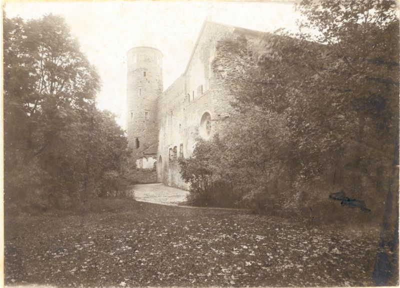 Foto. Haapsalu piiskopilinnus: toomkirik ja vahitorn, vaade lääneküljelt. 20. saj algus.