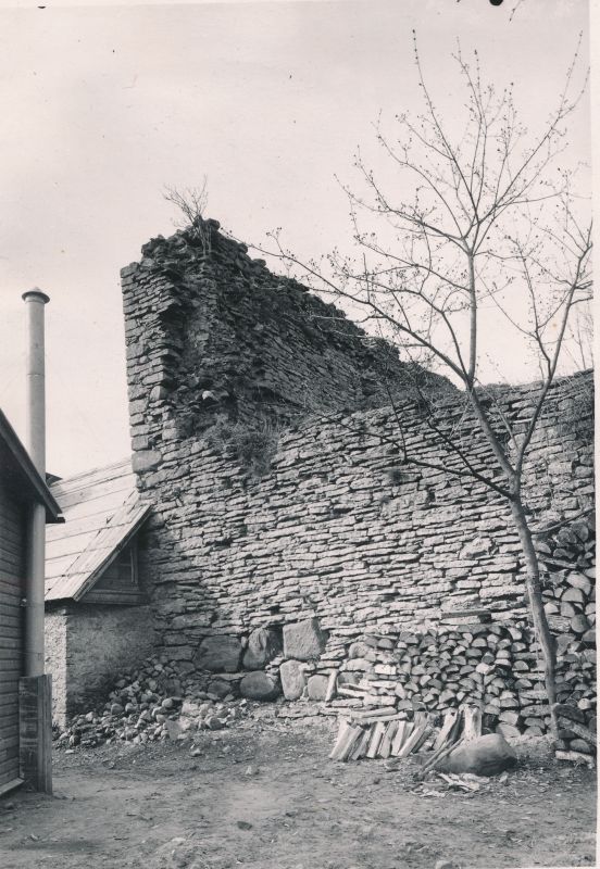 Foto. Haapsalu lossi eellinnuse edela poolne väline nurk. 1933. Fotograaf J. Grünthal.