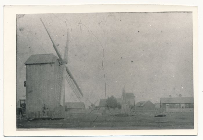 Foto. Vaade Haapsalu Holmile. Esiplaanil tuulik - vasak pool. Fotogr. F. Neudorf. 1894. HM 1427. Reprodutsioon.