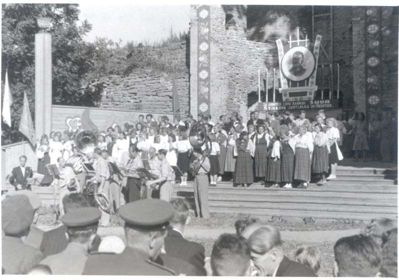 Foto. Haapsalu laulupäev lossiaias. 10.07.1949. Vaade lavale esinejatega.