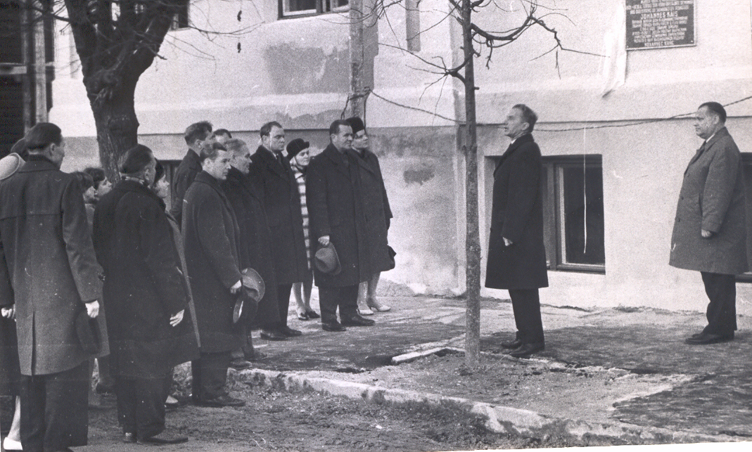 Foto. Mälestustahvli avamine 3.novembril 1967.a. Võru  linna esimesele majale, kus aastail 1920- 1930 asus Võru Õpetajate Seminar.