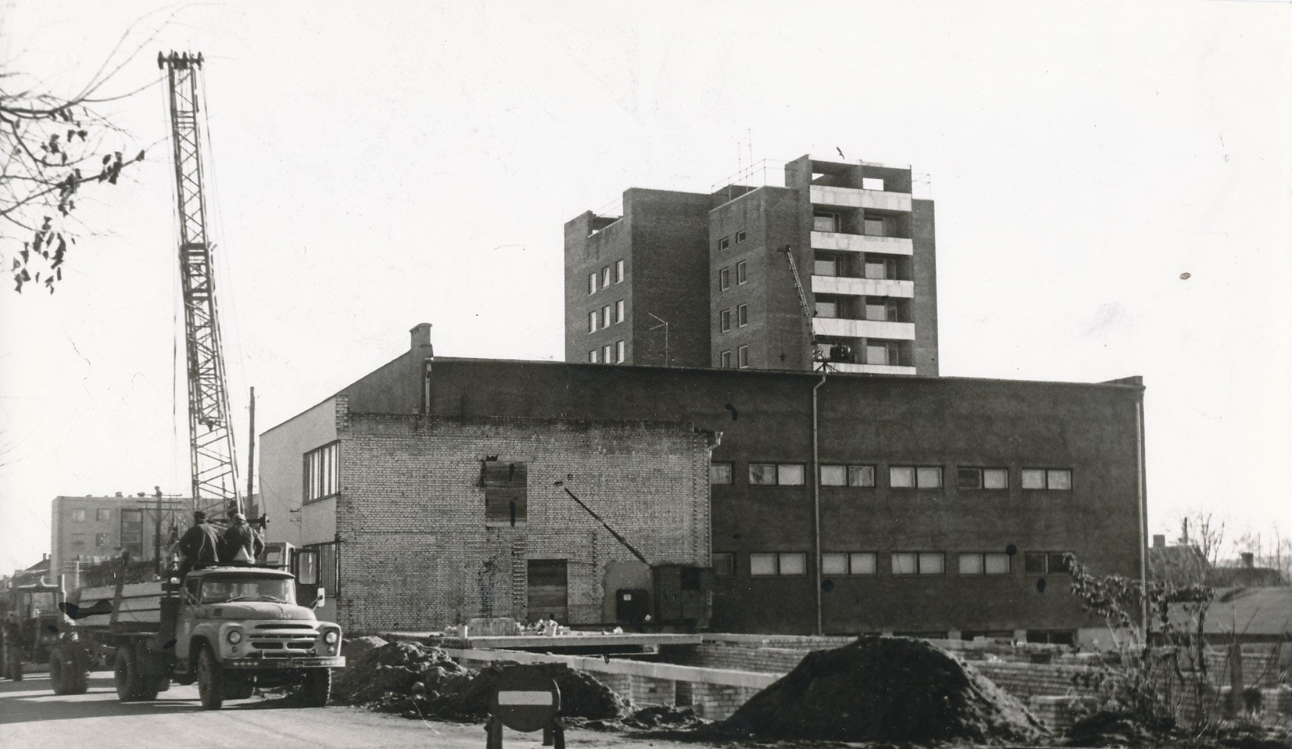 Foto. Võru linn. Võru Koduloomuuseumi soklikorruse laepaneelide paigutamine 1977.a. sügisel.
