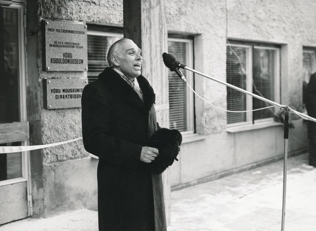 Foto. Võru Koduloomuuseumi hoone avamine  10.veebruaril 1983.a. Kõneleb muuseumi direktor Aleksander Krull