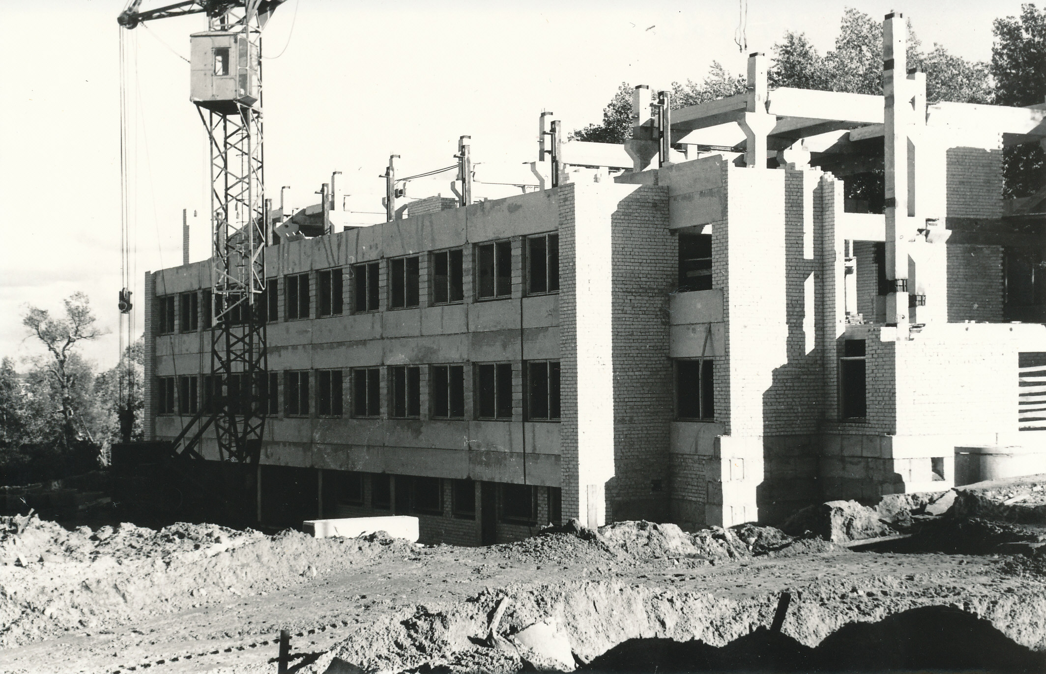 Foto. Võru ajakirjanduse maja pooleliolev ehitis augustis 1977.a. Oja t.1