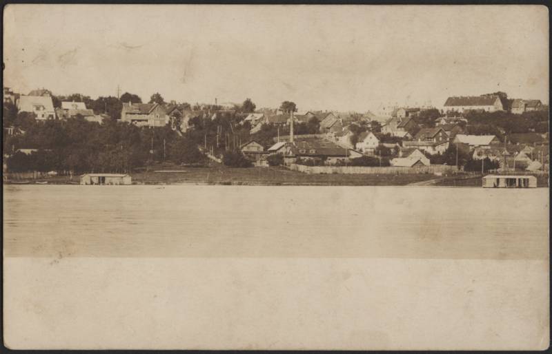 fotopostkaart, Viljandi, järv, mäeveerul hooned, supelusmajad 2 tk, tapamaja ees paremal, 1925