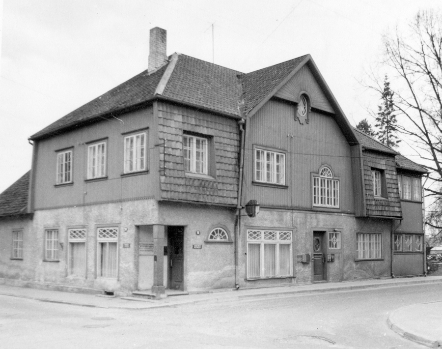 Fotograaf Rieti maja Viljandis, vaade hoonele nurgalt. Arhitektibüroo Burman ja Perna