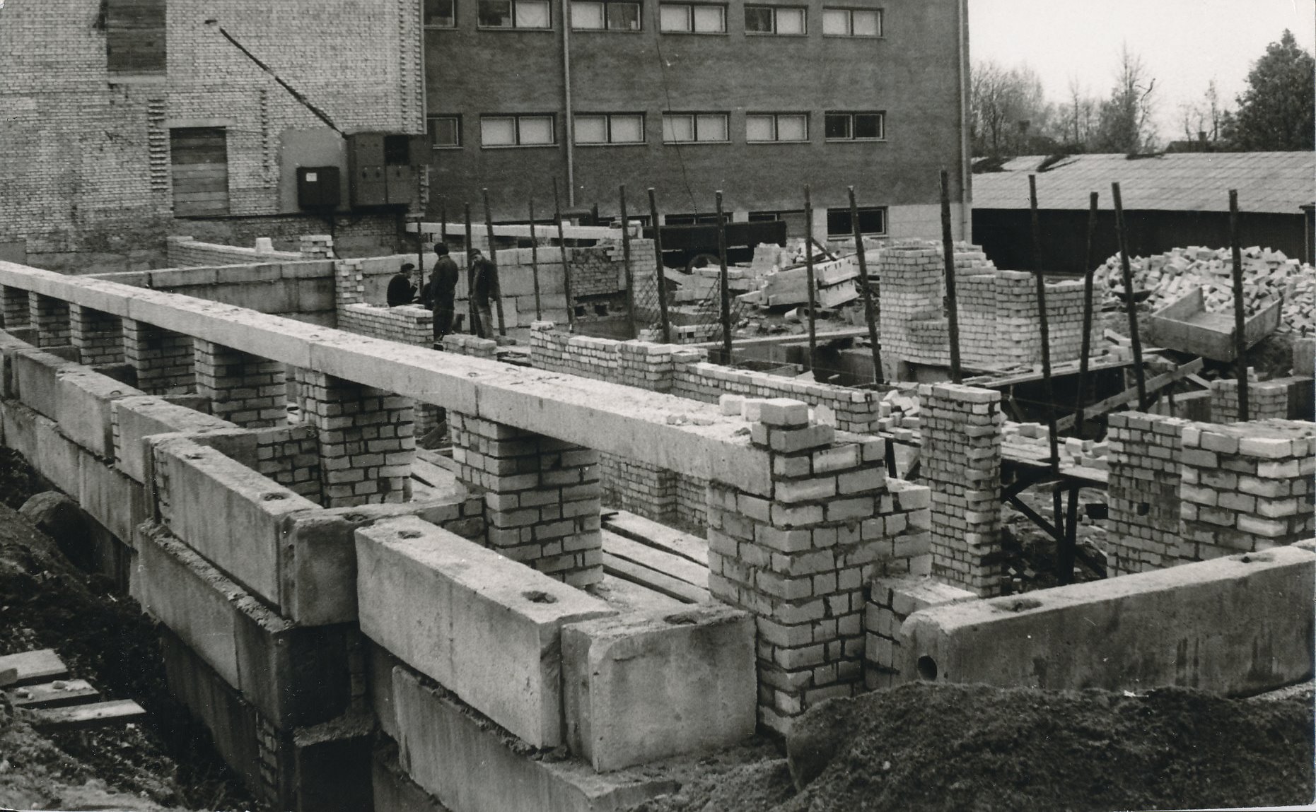 Foto. Võru linn. Võru Koduloomuuseumi soklikorruse ehitamine 1977.a. sügisel.
