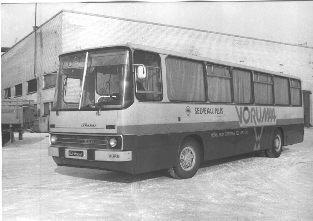 Foto. Autobussi Ikarus baasil ehitatud selverändkauplus Võrumaa 1986.a.