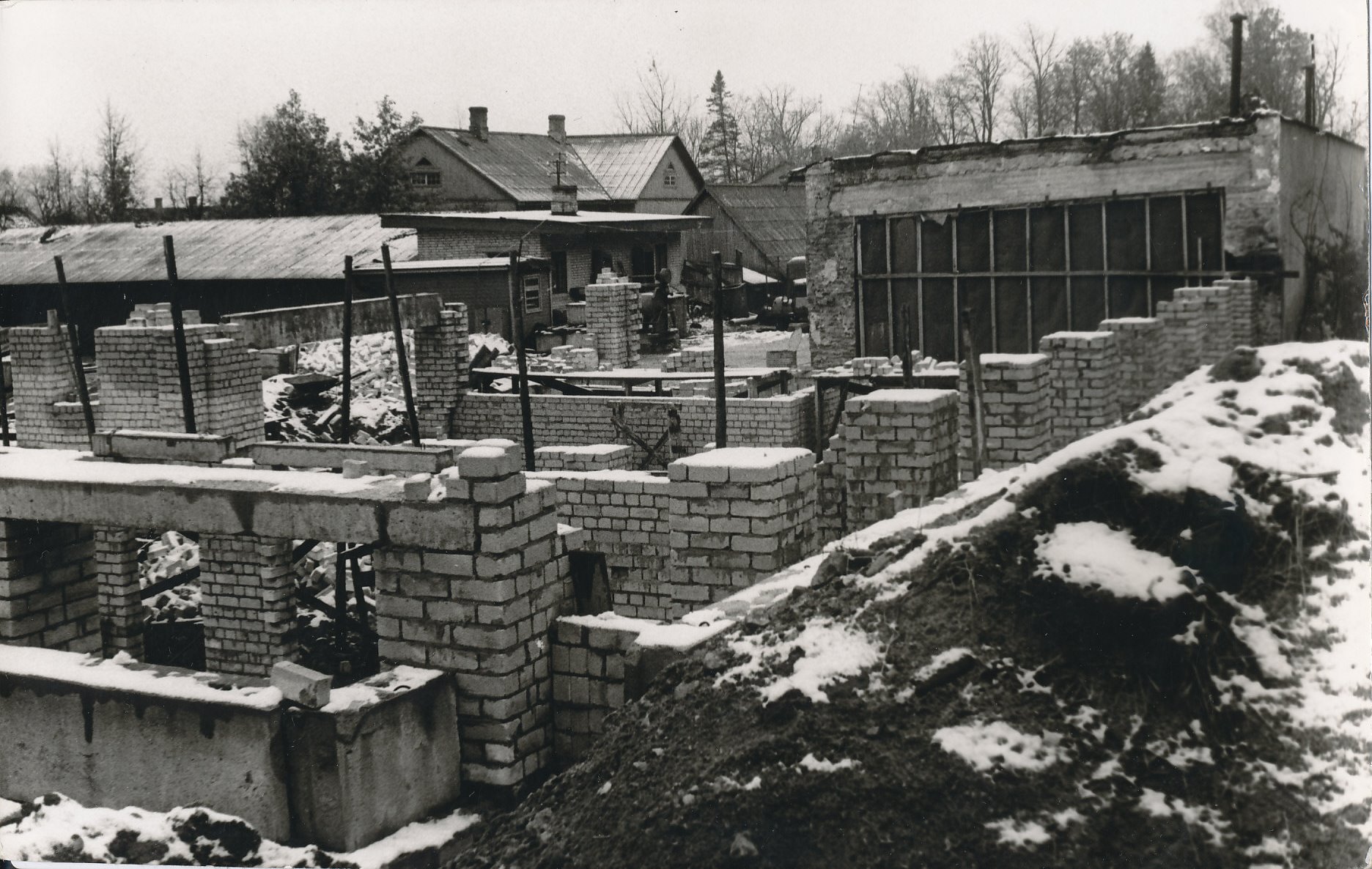 Foto. Võru linn. Võru Koduloomuuseumi ehitamine 1977.a. sügisel.