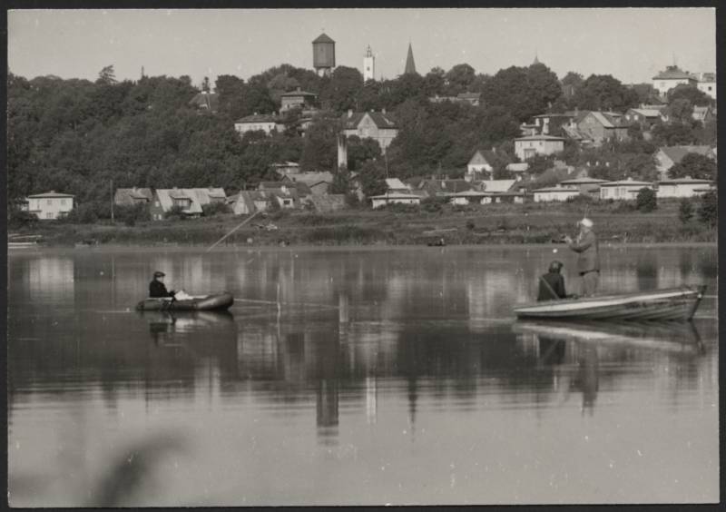 foto, Viljandi, järv, puupaat, kummipaat, kalamehed, mäeveerul linna majad, 1977, foto E. Veliste