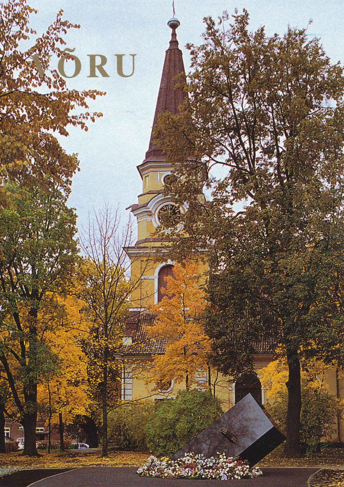 Fotopostkaart. Võru. "Estonia" huku mälestusmärk Katariina kirikuga 1997.a. Maidu Jaasoni foto