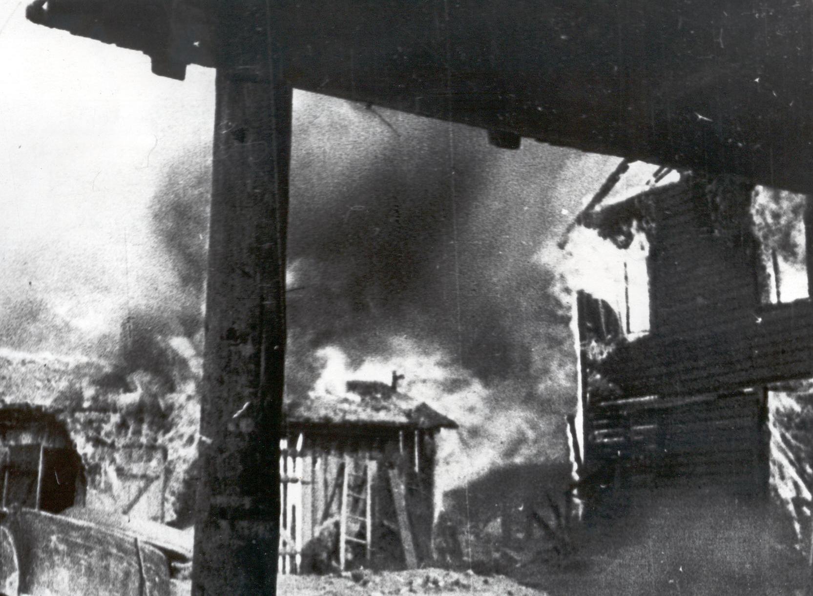 Foto. Fašistide poolt põlema süüdatud  Võru linn 1944.a.  augustis.