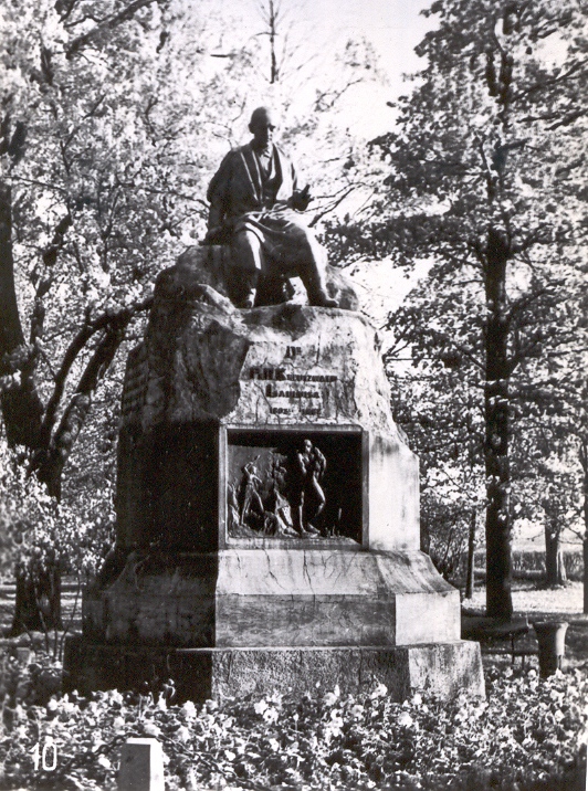 Fotopostkaart. Võru, Dr. Fr. R. Kreutzwaldi mälestussammas  pargis.