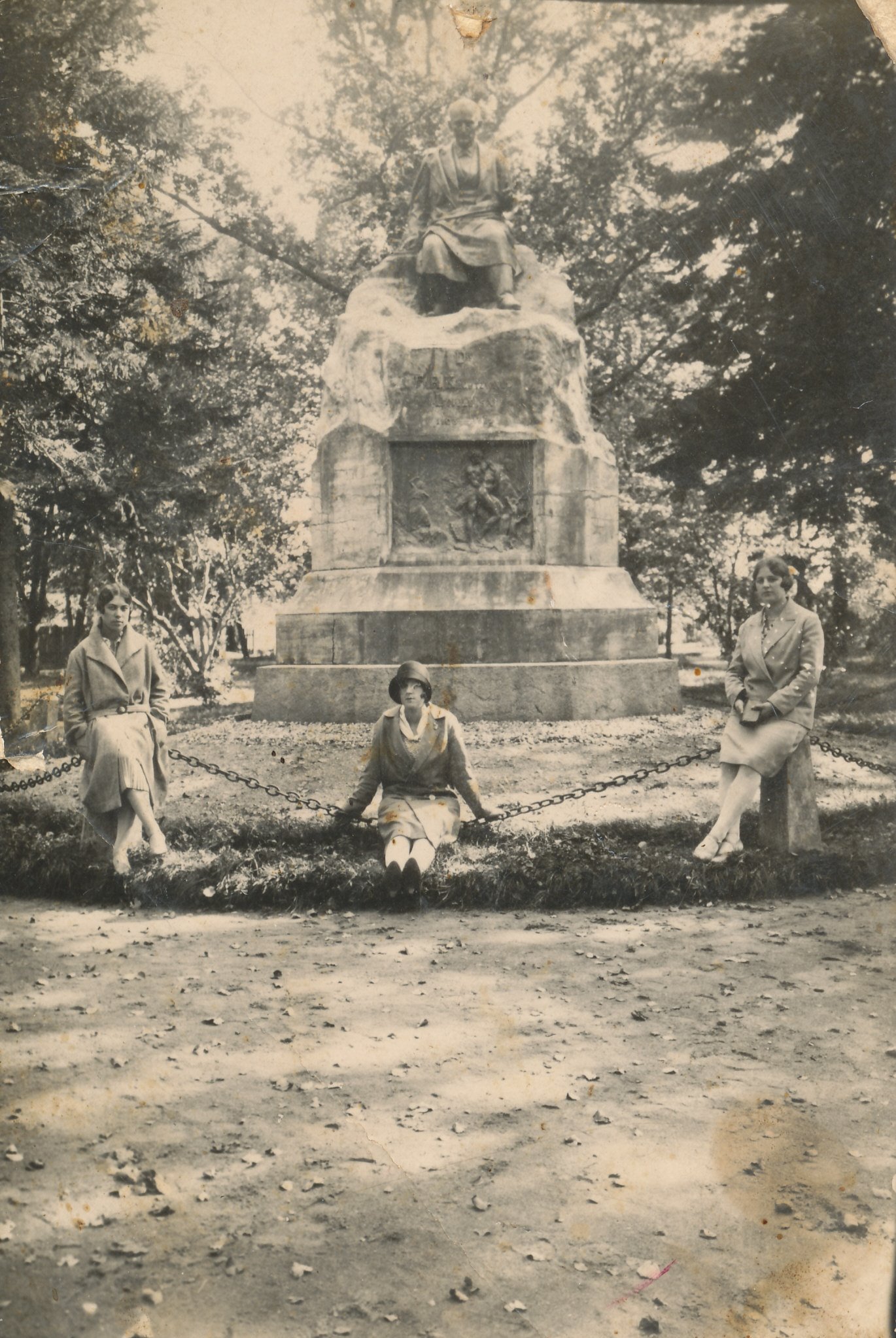 Foto. Kreutzwaldi mälestussammas Võru pargis, esiplaanil kolm naist 1930.aastatel.