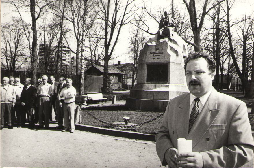 Foto. Raamatuaasta avamine Dr. Fr.  R. Kreutzwaldi mälestussamba juures. Võru, 23.04.2000.