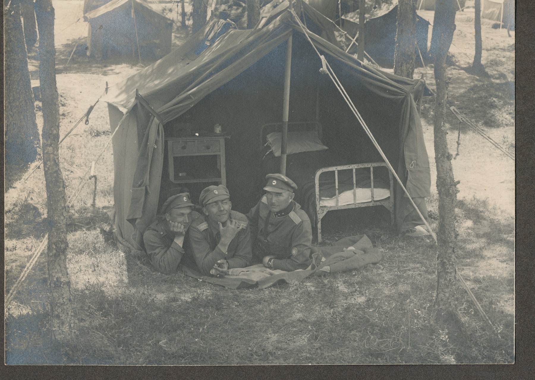 foto, Eesti sõdurid väikeses telgis, sõjaväe laagris.