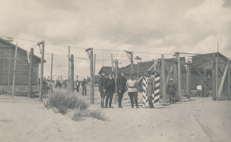 Eesti ohvitserid Rahumäe garantiin-vangilaagri juures.