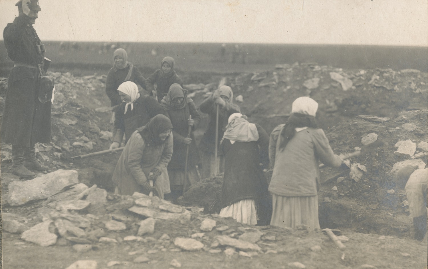 foto, naised Narva rindel kaevikuid kaevamas.