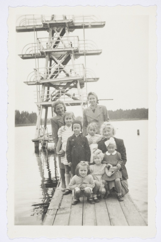 Seltskond lastega Verevi järve hüppetorni ees