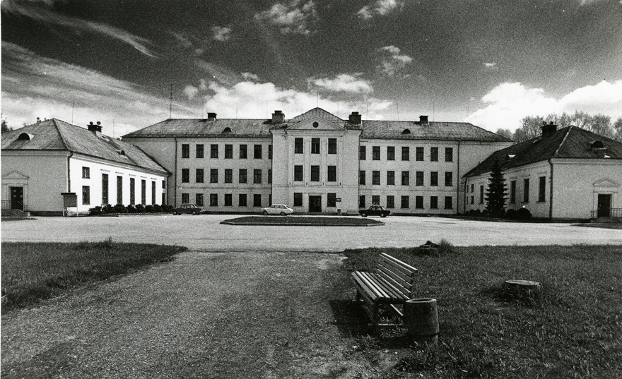 Main building of Väimela Manor, view of the preface in the 1980s