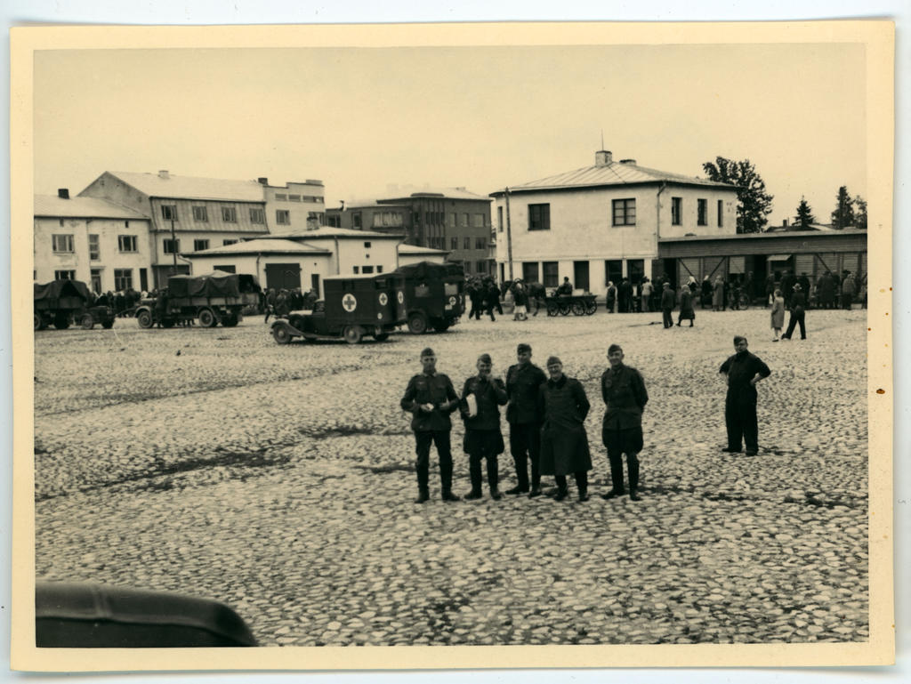 Saksa sõdurid koos tehnikaga Viljandi turuplatsil