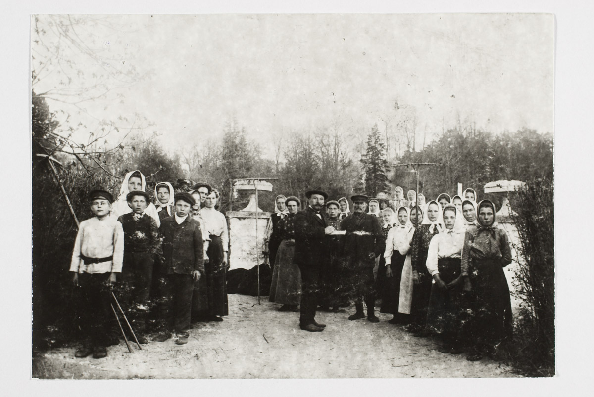Keila-Joa. Pargi koristustöölised vürst Volkonski ajal. Keskel ülemaednik Lobjak (vasakul) ja aednik Kaarel Maltmann.