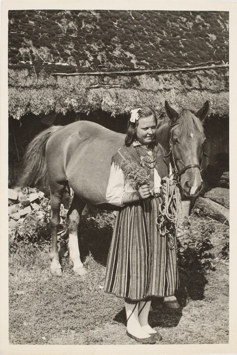 Koti talu noor peretütar Maria Kott hobusega Sääre külas