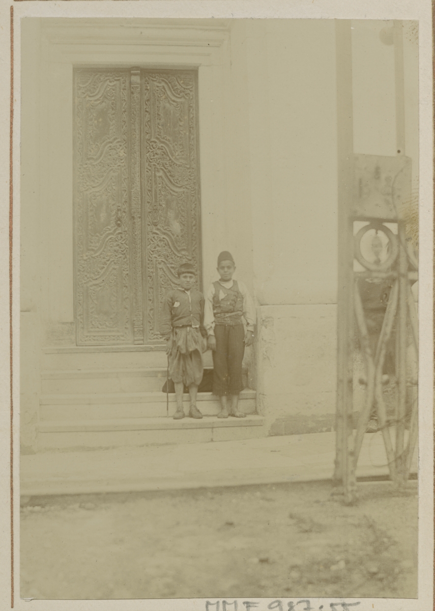 Smyrna vaade. Kaks poissi seismas nikerdatud ukse ees 1897.a.