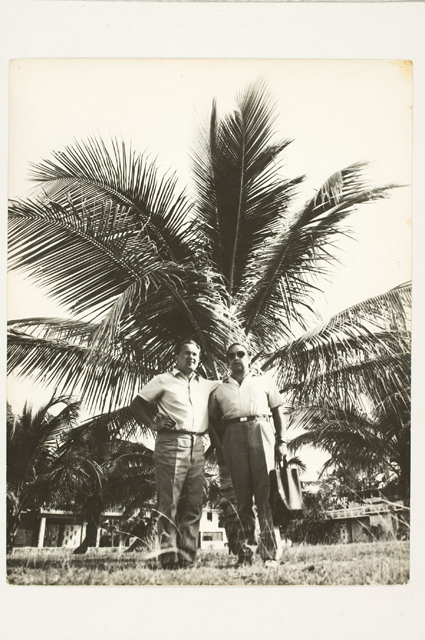 Arvi Kriis (vasakul) ja Eino Salmiste Kuubas palmide all