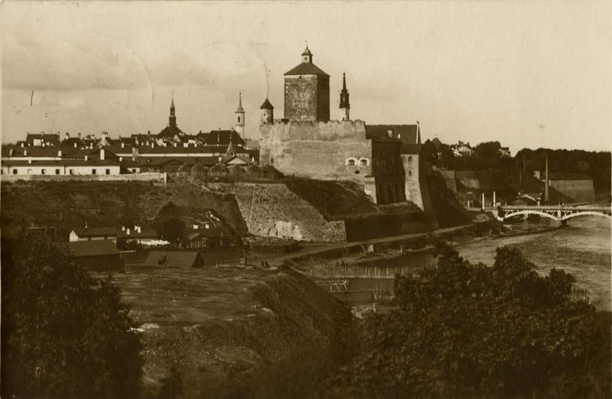 Hermanni kindlus Narvas, vaade piki jõekallast