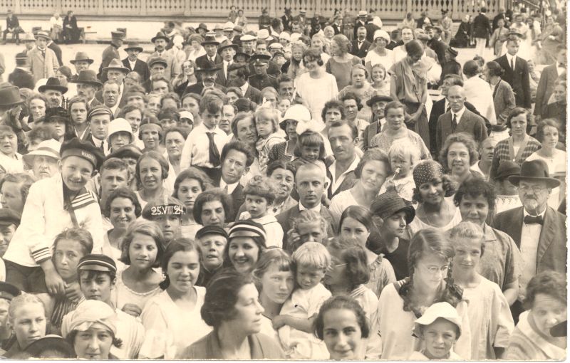 Foto. Postkaart. Rahvahulk suvisel promenaadil. 1924.
